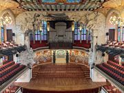 天井のステンドグラスに見惚れます