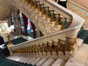 ドラマに出て来そうな豪華な階段