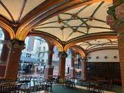 奥にあるメニューボード前(売店近く)あたりで待ちます