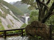 千尋の滝です。左側の一枚岩がすごい。