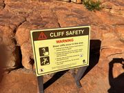 崖の近くには立ち寄らない