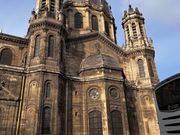 ラウンジからすぐ側の教会横で乗車