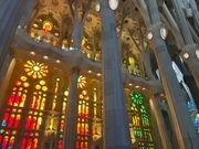 荘厳なステンドグラス赤