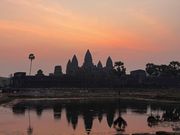日の出のアンコールワット