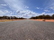 道中は果てしなく一本道が続く