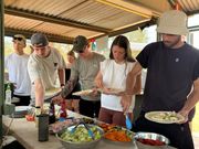 昼食の風景。主にハンバーガーやケバブ等