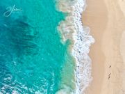 家族3人が歩いています。