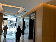 トイレを左手に見ながら進んでいくと右手にエレベーターがあるのでこれでLG階へ。