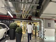 こちらの入口に入る