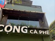 ピンクの教会前のカフェ