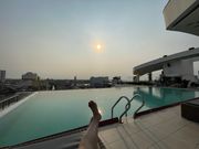 タクシー移動直後のホテル屋上プール