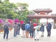 守礼門前で説明を受ける