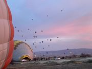 バルーンを膨らますところから　楽しみました。　後ろには　もうたくさんの上がったバルーンが見えました。