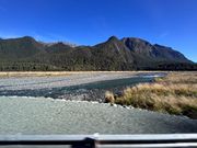 氷河の雪解け水が流れる川