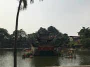 4月のお祭りでは、この池で水上人形劇やるようです