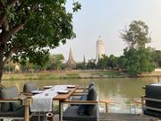 遺跡を見ながらのご飯