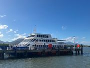 ポンツーンへ向かう船