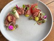 ワイナリーでのランチ、フレンチ風に盛り付けられた前菜