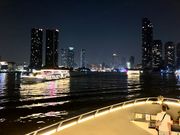 食事終わり、船首にて