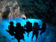 青の洞窟内での記念写真