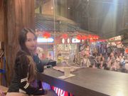 通りが望めるカフェにて