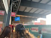 青いCITY WONDERSの旗に集合します