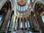 美しいゴシック建築とロマネスク建築がみられます