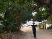 入口から覗いたカイジ浜