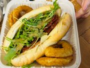 メニュー写真①のクリスピーサラミサンドウィッチです。