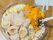 メニュー写真①のトロピカルアサイーボウルです。ライチ・パパイヤ・ココナッツ・バナナ。冷凍されてます。