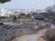 城壁から華城西門