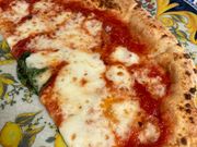 大きなピッツァをガイドさんとシェア