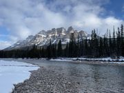 Bow River から眺める Castle Mountain