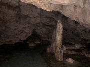 洞窟内部。この奥の狭いトンネルを通って広いエリアに出ます