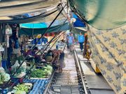 列車が来る前の市場風景