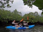 子どもは前か真ん中に座れます。親のパドルから水がポツポツ落ちるので子どもは頭や上半身の服も濡れやすか