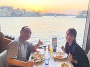 シドニー湾の海上を滑る様に進む