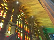 ガウディが大切にしたテーマの一つ『光』の重要な役割を担う美しいステンドグラス。