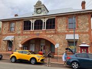 映画のセットのようなヨークでひと休み