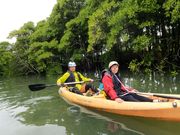 丁寧な説明に聞き入る