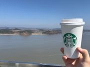 スターバックスを楽しみながら北朝鮮を望む