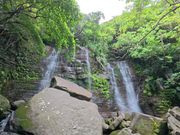 マイナスイオンたっぷりの滝の中で、休憩しました。