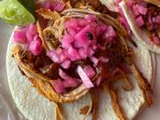 地元の人で賑わう朝タコス