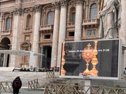 特別回廊を通ってサン・ピエトロ大聖堂の入り口へ