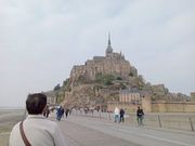 曇り空のもと、モン・サン・ミッシェルに向かうところ