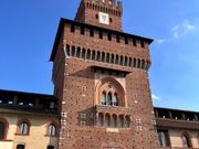 途中トイレ休憩でスフォルツェスコ城に