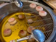 温度の低い油で肉圓を温めてた