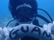 地面にいたナマコに文字を書いて撮影していただきました。