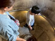 塔内の回廊を降りてます