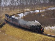 釧路川を背景に